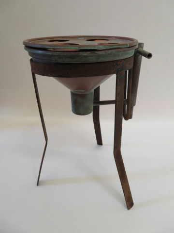 Réchaud de bain-marie à évaporer de laboratoire, en cuivre avec niveau constant, disques percés de trous égaux de 70mm ou inégaux et d'une série de rondelles concentriques en cuivre (diam 0.20 cm, 0.25 cm, 0.30cm, 0.40cm), piétement tripode en fer, éléments en cuivre (haut 65cm, diam : 21cm) (XIXe siècle).
