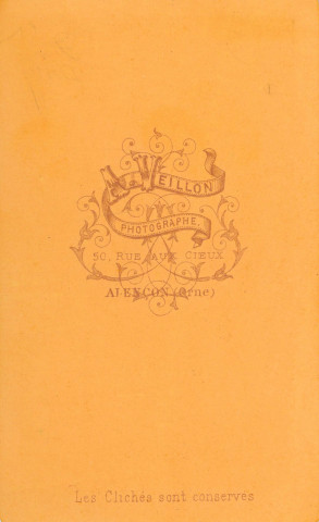 Portrait d'un homme (médaillon), studio, photographie noir et blanc, tirage albuminé, Alphonse Veillon, [1867-1873], acquisition 2022 .