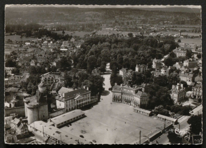 Alençon (Orne), Place Foch, vue aérienne, carte semi-moderne n°27467, éditions aériennes Combier IMP Macon.