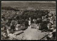 Alençon (Orne), Place Foch, vue aérienne, carte semi-moderne n°27467, éditions aériennes Combier IMP Macon.