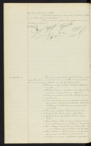 Alignements, acquisitions d'immeubles, n°12 Boulevard du Jean de Paume Mme LUTON propriétaire , n°4 Rue aux Sieurs anciennement occupé par Mr GESLAND cafetier, n°9 Rue Odolant Desnos occupé par Mme MOREL Henriette Léonide divorcée de Mr GRANDIN Louis promesse de vente de l'immeuble n°54 Grande Rue occupé actuellement par Mr VAUNIER entrepreneur de pompes funèbres, n°2 Rue aux Sieurs magasin coiffeur GUILLOIS, n°52 Grande Rue librairie VAUTIER. Sommaire sur les affaires à délibérer