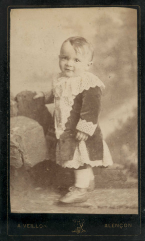Petit garçon, studio, photographie noir et blanc, tirage albuminé, Alphonse Veillon, [1878-1905], acquisition 2022 .