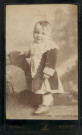 Petit garçon, studio, photographie noir et blanc, tirage albuminé, Alphonse Veillon, [1878-1905], acquisition 2022 .