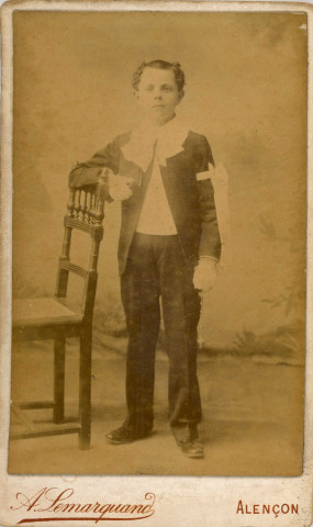 Communiant, studio, photographie sépia, tirage albuminé, Auguste Lemarquand, [1897-1911], acquisition 2022 .