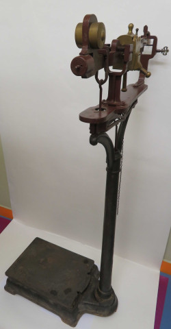Bascule médicale à double romaine en fonte acier peint et bronze, nombreux poinçons de contrôle (Fin XIXe siècle) (Haut : 144cm).