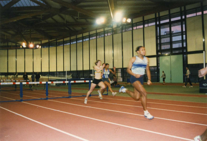 Championnats d'athlétisme, meeting de Indoor, , photographie couleur, phot. Claude Varnier collection particulière Thierry Varnier, 2024, AMA.
