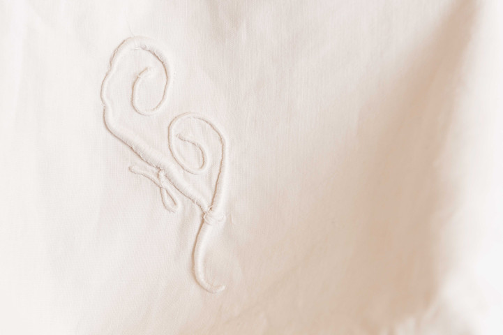 Mouchoir brodé de la famille Féron (collection particulière Maryvonne Thoréton, AMA, 2018) : lot de 4 photographies (Olivier Héron).