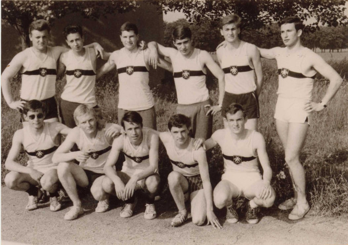 Athlétisme, Alain Geland, Christian Hirel, Michel Montgermont (1er plan en bas à droite), photographie noir et blanc, Claude Varnier, collection particulière Thierry Varnier, 2024, AMA