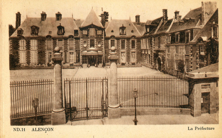 Alençon (Orne), vues artistiques (CAP) série 2, la préfecture (ND11), la Place Foch (LL99), le tribunal de commerce et le porche de l'église Notre-Dame (ND103), l'église Notre-Dame et le Pont-Neuf (LL137), la caisse d'épargne (ND177), le château des Ducs d'Alençon, la tour couronnée (ND54), vue sur la Sarthe (ND77), la grande allée du jardin public (CAP234), la rue du Jeudi, la Poste et vieille maison (CAP252), vieille maison, rue de la Barre (LL135) : carnet 10 cartes postales sépia, Cie des arts photomécaniques, Paris, 1910, (15e), (14x9).