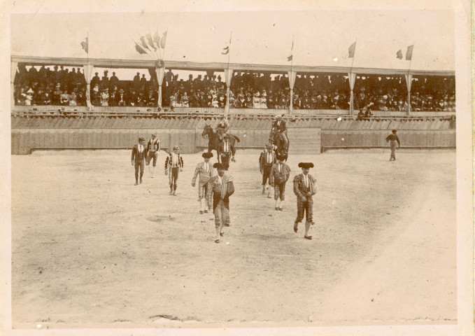 Courses de taureaux, entrée de la cuadrilla Espagnole dans l'arène (12, 16, 19 juin 1898), AMA,