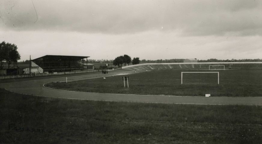 Club sportif d'Alençon (CSA), parc des sports, stade Jacques Fould, le terrain d'honneur, les pistes et les tribunes (inauguré le 25 mai 1947), photographie noir et blanc, DR, (15 cm x 8.9 cm), collection particulière Negele Danielle, 2023, AMA.