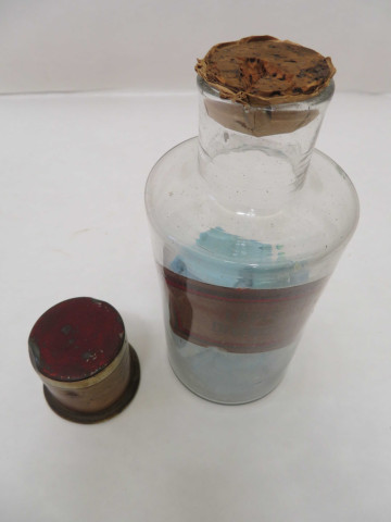 Série de 12 flacons en verre blanc, étroite ouverture, bouché émeri, bouchon en métal, étiquettes églomisées en noir et dorure (Fin XIXe siècle).