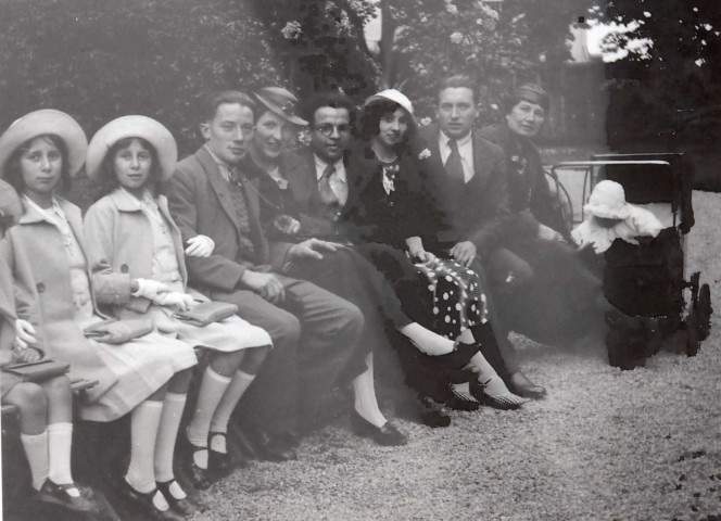 Les jumelles Annette et Charlette Féron, Suzanne et Léon Messager, Juliette Féron: photographie noir et blanc, DR, 7.8 x 10.9, f [1930?] (collection particulière Maryvonne Thoréton, AMA, 2018.)