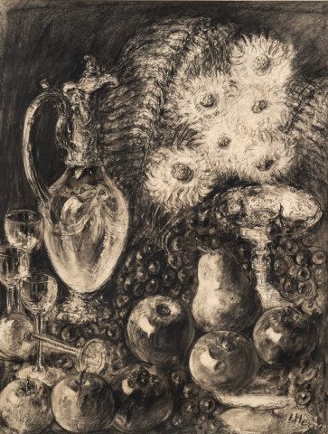 Fleurs et carafe, fusain, Louise Jeanne Aimée Hervieu, (68.5cm x 52.5cm), signé en bas à droite, collection Bismuth-Etcheverry, acquisition 2024, AMA.