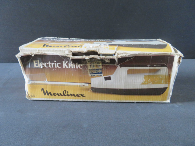 Couteau électrique blanc,marron et orange Moulinex avec support, type 246.6.00, sans lame (1980), bi-tension, avec carton d'origine, (plastique, métal, carton), 2 pièces, don de l'association Moulinex Jean Mantelet.