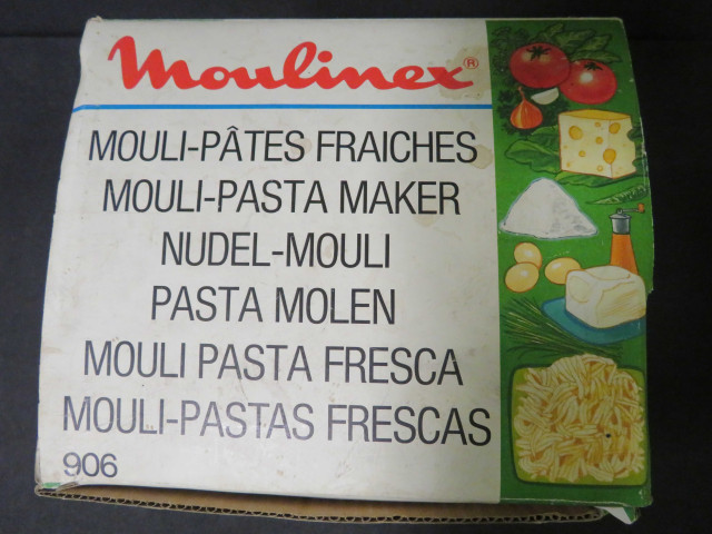 Mouli pâtes fraîches avec emballage, blanc et jaune (plastique, métal), Alençon Moulinex, filières, gobelet doseur, 4 pièces, don de l'association Moulinex Jean Mantelet.