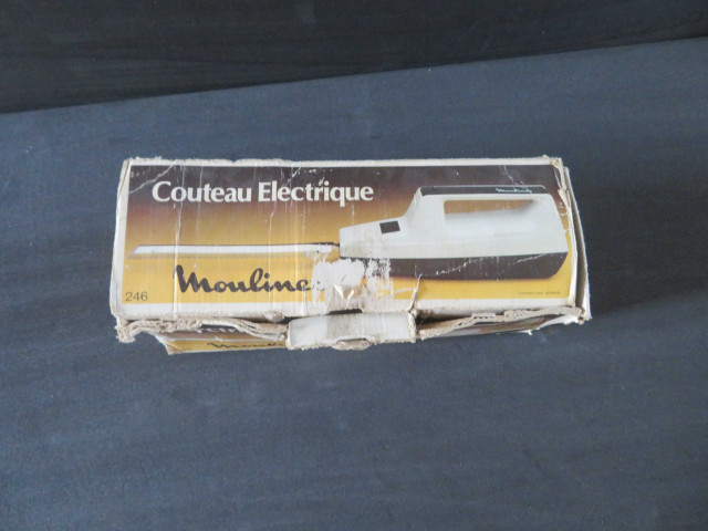 Couteau électrique blanc,marron et orange Moulinex avec support, type 246.6.00, sans lame (1980), bi-tension, avec carton d'origine, (plastique, métal, carton), 2 pièces, don de l'association Moulinex Jean Mantelet.