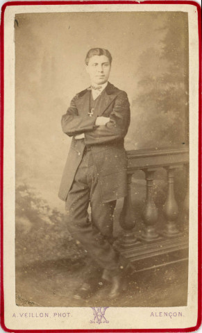 Homme posant debout, studio, photographie noir et blanc, tirage albuminé, Alphonse Veillon, [1878-1905], acquisition 2022 .