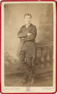 Homme posant debout, studio, photographie noir et blanc, tirage albuminé, Alphonse Veillon, [1878-1905], acquisition 2022 .