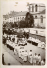 Alençon, procession de la Fête-Dieu Cours Clémenceau, Prêtres et Saint-Sacrement sous un dais porté par quatre personnes et reposoir devant la halle aux Toiles, photographie noir et blanc, tirage argentique sur papier, collé sur carton (8.5cm x 11.5cm) (1894).