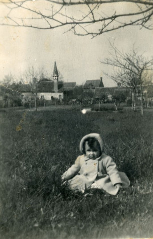 Maryvonne Thoréton, à Saint-Germain-du-Corbéis : photographie noir et blanc, DR, 5.7 x 8, (16 avril 1950),(collection particulière Maryvonne Thoréton, AMA, 2018.)