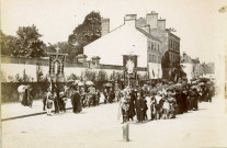 Alençon, procession de la Fête-Dieu, photographie noir et blanc, tirage argentique sur papier, collé sur carton (12.7cm x 8.4cm) (juin 1894).