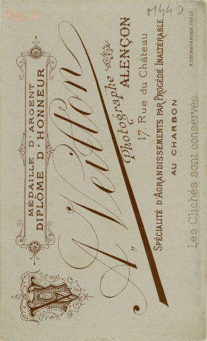 Bébé assis sur une fourrure, studio, photographie noir et blanc, tirage albuminé, Alphonse Veillon, [1878-1905], acquisition 2022 .