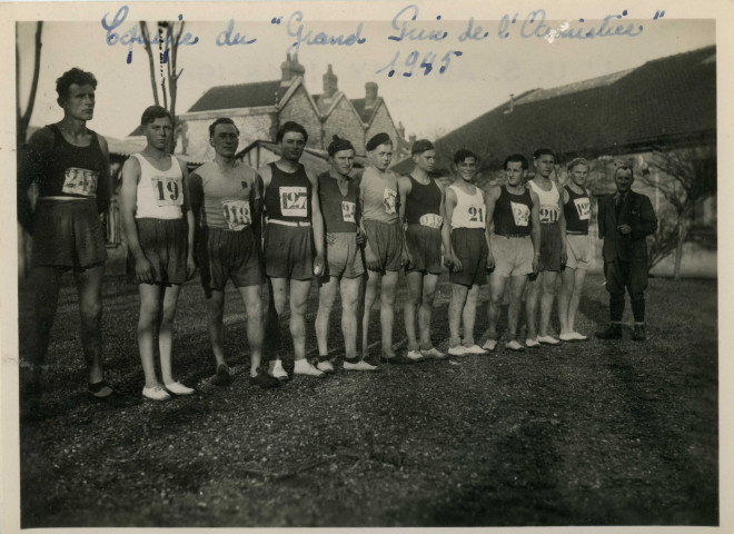 Coupe de l'armistice (8 mai 1945), l'union sportive d'Auffay (1945-1946), photographie noir et blanc, DR, (11.7cm x 8.4cm), collection particulière Negele Danielle, 2023, AMA.