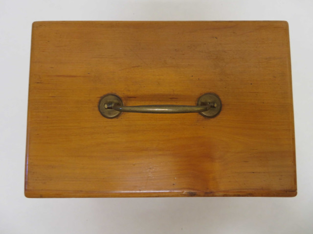 Pulvérisateur de laboratoire dans coffret en bois avec flacon d'huile essentielle et alcool (20.5cm x 14cm x 12.5cm) (XXe siècle).