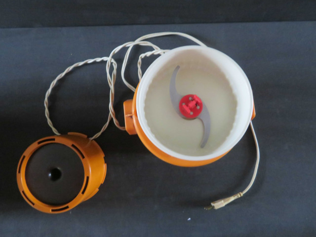 Mini-Moulinette orange type 320.2.00 (1970) (plastique, métal), (don de l'association Moulinex Jean Mantelet), AMA