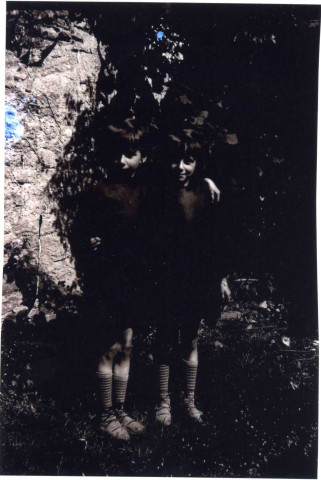 les jumelles Charlette et Annette Féron,au fond du jardin des maisons rue Cazault, tirage plaque de verre noir et blanc, 10.2x15, DR.