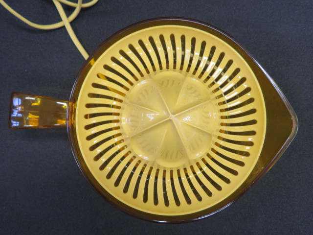 Presse agrumes électrique, type BKC 146/810-1505, Alençon Moulinex, 2 pièces, don de l'association Moulinex, Jean Mantelet.