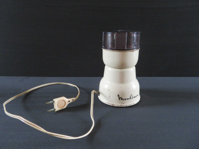 Moulin à café standard (années 1956-1960) (métal, plastique), Alençon Moulinex, (don de l'association Moulinex Jean Mantelet), AMA