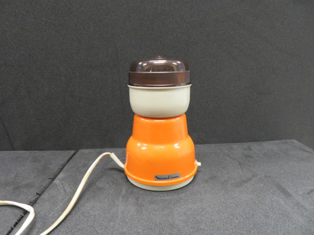 Moulin à café moulinex, orange et beige (1970), type 255.2.00, avec carton d'origine, (plastique, métal) Alençon Moulinex, don de l'association Moulinex Jean Mantelet.