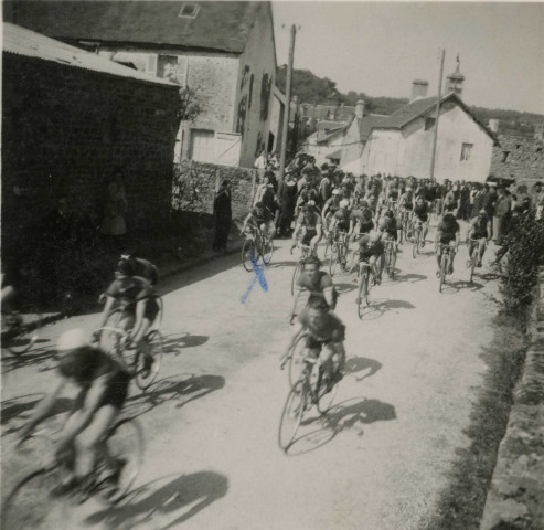 Course cycliste à La Roche-Mabile, Rémy Claire, club sportif d'Alençon (CSA), photographie noir et blanc, DR, collection particulière I. Houlette, B. Morel, 2024, AMA.