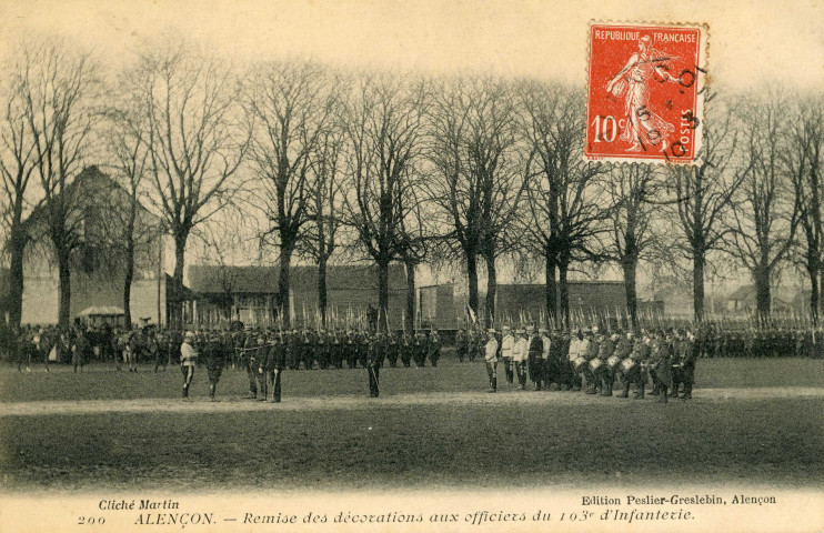 Alençon (Orne), caserne, remise des décorations aux officiers du 103e d'infanterie, carte postale ancienne noire et blanc n°200, cliché Martin, édition Peslier-Greslebin, Alençon, (Date d'utilisation : 19 mars 1910), (14x9), AMA, 2 exemplaires.