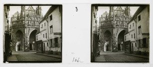 Alençon (Orne), porche de l'église Notre-Dame (1910), plaque de verre avec l'image en négatif noir et blanc (au gélatino-bromure d'argent), [1910], (13 cm x 6 cm), acquisition 2015, collection particulière Cabaret, AMA.