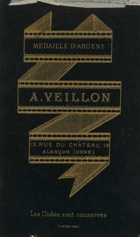 Portrait de jeune garçon (médaillon), studio, photographie noir et blanc, tirage albuminé, Alphonse Veillon, [1878-1905], acquisition 2022 .