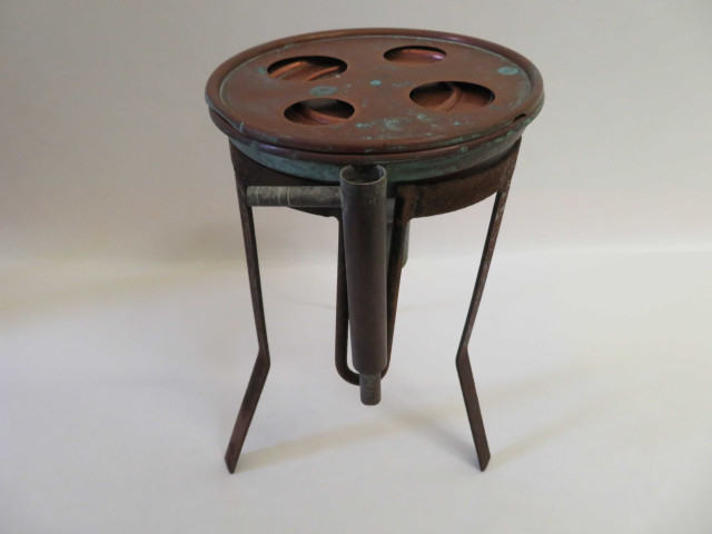 Réchaud de bain-marie à évaporer de laboratoire, en cuivre avec niveau constant, disques percés de trous égaux de 70mm ou inégaux et d'une série de rondelles concentriques en cuivre (diam 0.20 cm, 0.25 cm, 0.30cm, 0.40cm), piétement tripode en fer, éléments en cuivre (haut 65cm, diam : 21cm) (XIXe siècle).