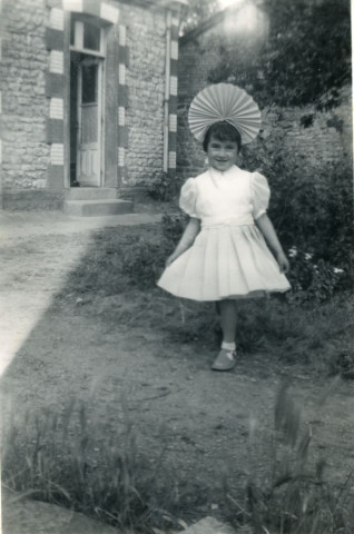 Fête des écoles, Maryvonne Thoréton rue de la Fuie des Vignes : photographie noir et blanc, DR, 6 x 8.5, (avant 1957 ?),(collection particulière Maryvonne Thoréton, AMA, 2018.)