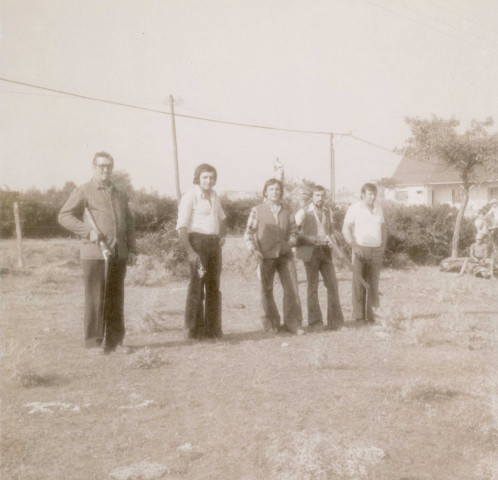 Tir de précision et ball-trap, section de Fresnay-sur-Sarthe : lot de 2 photographies noir et blanc, Munoz, (8.2cm x 8.6cm).