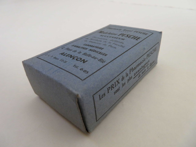 Boîtes pharmaceutiques rectangulaires de Madeleine Pesche (couleur bleu, rose, vert) (8.5 x 5 x 3) (1950-1980).