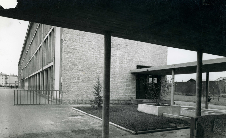 Groupe scolaire du Point du jour (architecte : Pierre Lucas), décoration dans le cadre du 1% culturel (René Letourneur), (23.5cm x 18cm), 2 exemplaires,