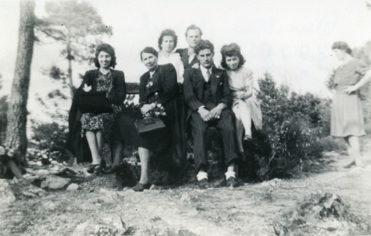 Mariage d'Annette Féron et Marcel Thoréton : photographie noir et blanc, 9.2 x 6.2, Léon Messager (mai 1946) (collection particulière Maryvonne Thoréton, AMA, 2018). Annette, Marcel Thoréton, Suzanne Messager, Juliette Féron, Gustave et Odette Gomez