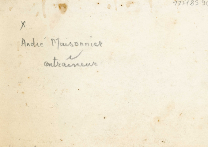 Club sportif d'Alençon (CSA), équipe d'athlétisme ?, André Maisonnier entraîneur, photographie noir et blanc, DR, (13.9 cm x 8.9 cm), collection particulière Negele Danielle, 2023, AMA.