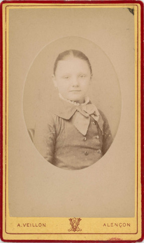 Portrait de jeune fille (médaillon), studio, photographie noir et blanc, tirage albuminé, Alphonse Veillon, [1878-1905], acquisition 2022 .