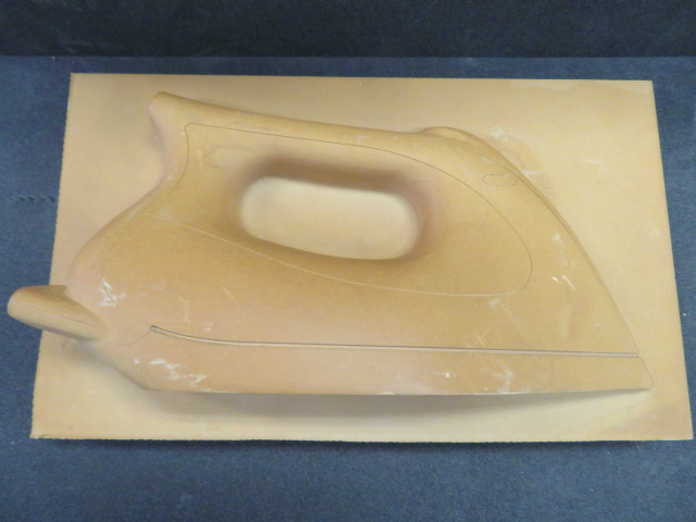 Fer à repasser, forme prototype pour le CTTM (16 juillet 1997),(bois),Alençon Moulinex, don de l'association Moulinex Jean Mantelet.