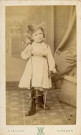 La Fille de Léon Durand déguisée en soldat, studio, photographie noir et blanc, tirage albuminé, Alphonse Veillon, (1875), acquisition 2022 .