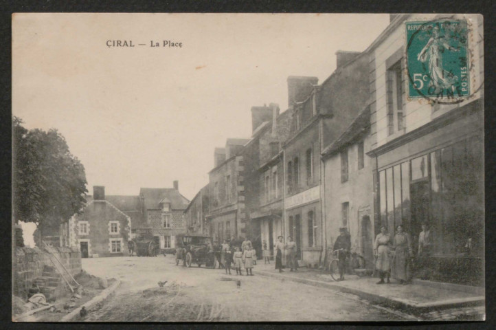 Ciral (Orne), La place, carte postale ancienne noir et blanc, (date d'utilisation : 01 mars 1914), (14x9), acquisition 2021, AMA.