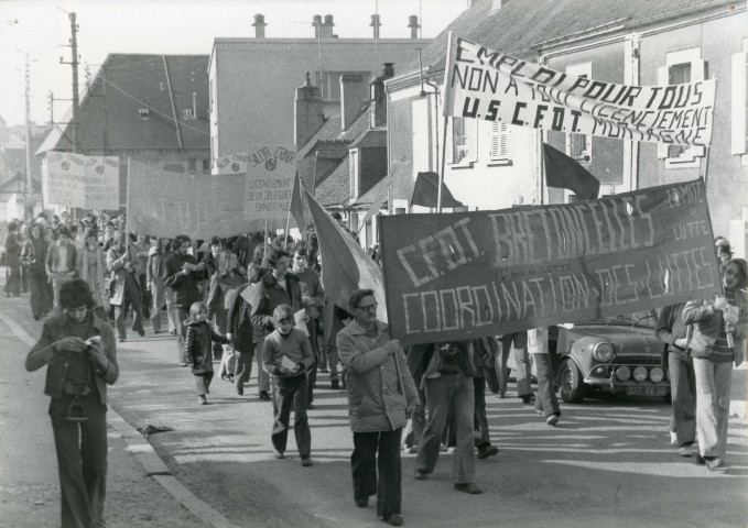 (Grève générale de 1978, le défilé à la Perrière, de l'usine vers la propriété de M. Dreux, puis vers le centre du village ? : lot 9 photographies.)